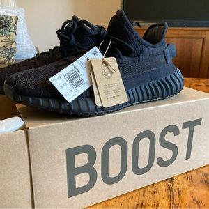 Yeezy 350s V2 ONYX/ONYX, SIZE 10 ADIDAS CONFIRMED APP 6/1/23